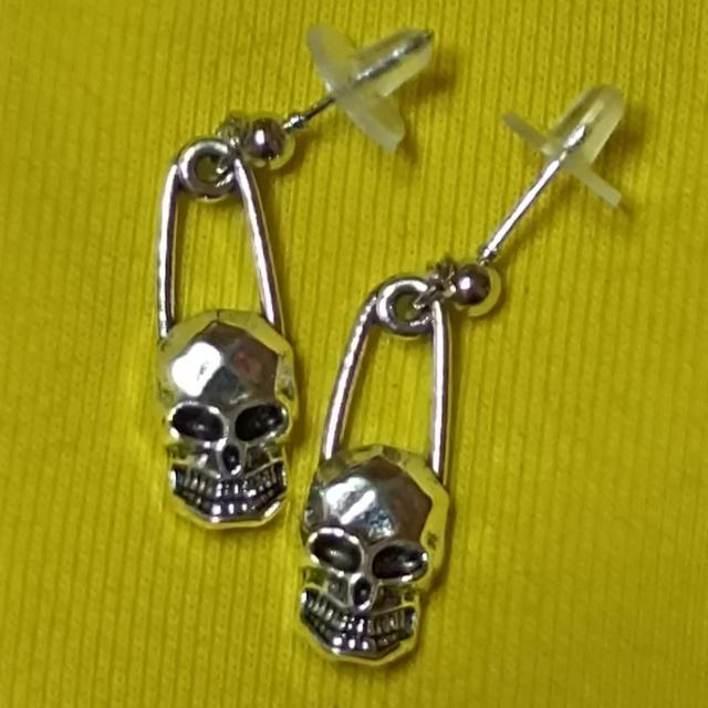 新品★スカルスタッドピアス/シルバー < 男性アクセサリー/時計  新品★スカルスタッドピアス/シルバー  < 男性アクセサリー/時計の