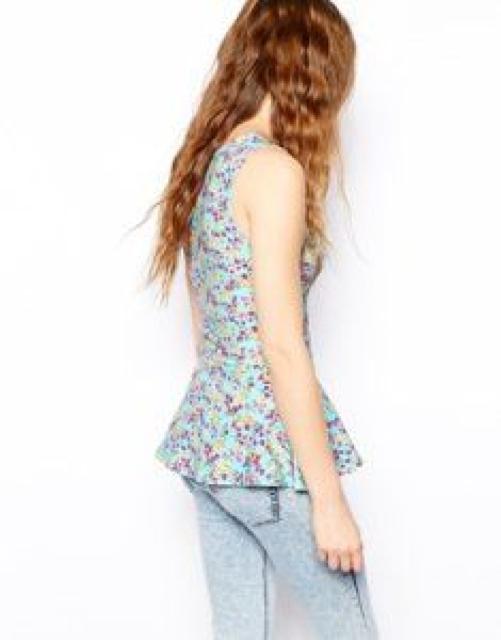 水色カラフル小花のペプラムタンクトップ5号XS < 女性ファッション  水色カラフル小花のペプラムタンクトップ5号XS < 女性ファッションの