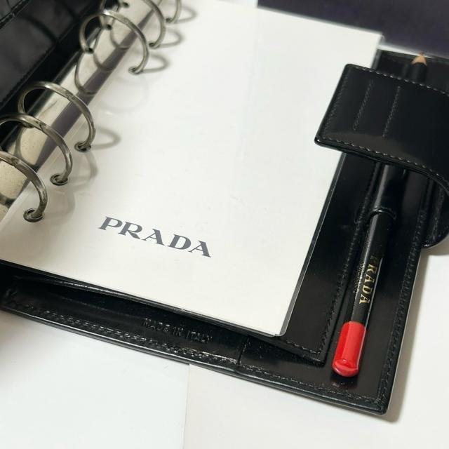 ���i PRADA �v���_ �A�h���X�� �蒠�P�[�X ���U�[ �u���b�N ���K�i �� �u�����h�� 
