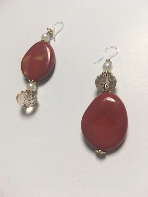 アレルギー対策●アシンメトリーMix樹脂ピアス●ワインレッド パール < 女性アクセサリー/時計 アレルギー対策●アシンメトリーMix樹脂ピアス●ワインレッド パール < 女性アクセサリー/時計の