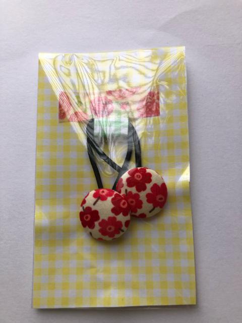 ハンドメイド ヘアゴム くるみボタン ツイン 赤いお花? < 女性ファッション  ハンドメイド ヘアゴム くるみボタン ツイン 赤いお花?  < 女性ファッションの