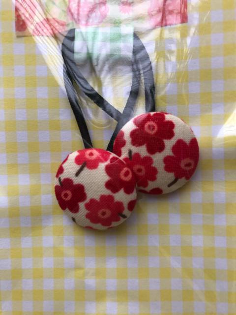 ハンドメイド ヘアゴム くるみボタン ツイン 赤いお花? < 女性ファッション  ハンドメイド ヘアゴム くるみボタン ツイン 赤いお花? < 女性ファッションの