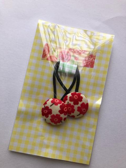 ハンドメイド ヘアゴム くるみボタン ツイン 赤いお花? < 女性ファッション  ハンドメイド ヘアゴム くるみボタン ツイン 赤いお花? < 女性ファッションの