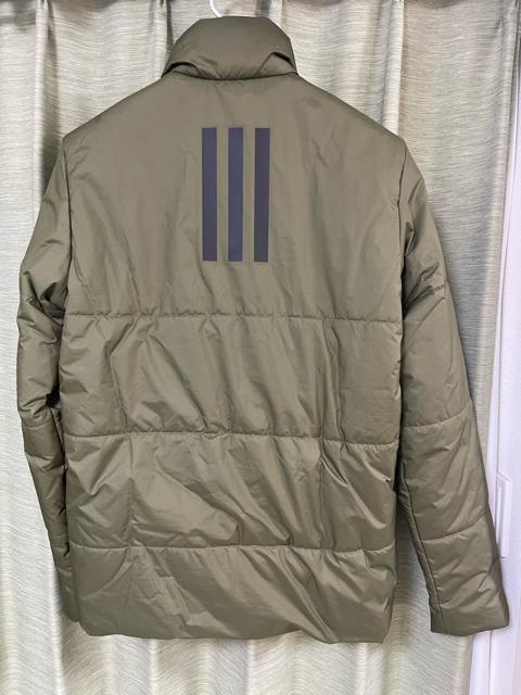 アディダス:メンズ:パデッドジャケット Mサイズ  adidas ダウンジャケット ブルゾン アディダス ジャケット 中綿 カーキ < 男性ファッション  アディダス:メンズ:パデッドジャケット Mサイズ  adidas ダウンジャケット ブルゾン アディダス ジャケット 中綿 カーキ < 男性ファッションの