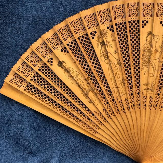 高襠禮品扇 白檀 香木扇子 透かし彫り 中国扇子 白檀扇子 < 女性ファッション 高襠禮品扇 白檀 香木扇子 透かし彫り 中国扇子 白檀扇子 < 女性ファッションの