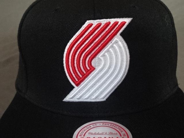【Mitchell & Ness】 NBAバスケ トレイルブレイザーズ ロゴ刺繍入り キャップ < 男性ファッション  【Mitchell & Ness】 NBAバスケ トレイルブレイザーズ ロゴ刺繍入り キャップ < 男性ファッションの