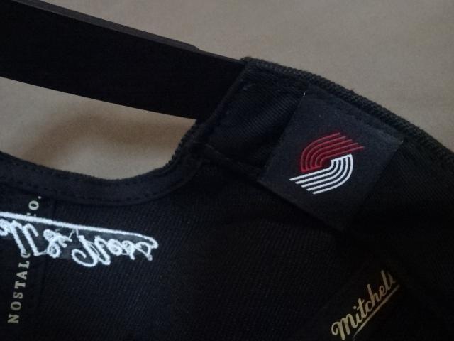 【Mitchell & Ness】 NBAバスケ トレイルブレイザーズ ロゴ刺繍入り キャップ < 男性ファッション  【Mitchell & Ness】 NBAバスケ トレイルブレイザーズ ロゴ刺繍入り キャップ < 男性ファッションの