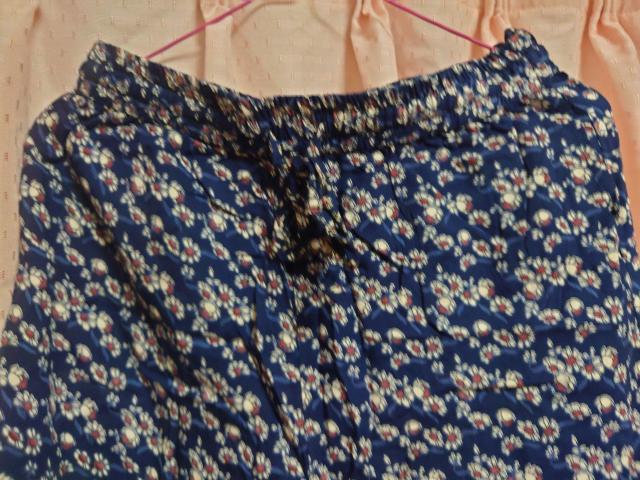 新品タグつきさらさらパンツ ストレッチ、ポケットあり < 女性ファッション  新品タグつきさらさらパンツ ストレッチ、ポケットあり < 女性ファッションの