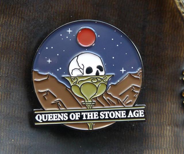 新品 クイーンズ・オブ・ザ・ストーン・エイジ ピンズ ピンバッジ ピンブローチ  < 男性アクセサリー/時計  新品 クイーンズ・オブ・ザ・ストーン・エイジ ピンズ ピンバッジ ピンブローチ   < 男性アクセサリー/時計の