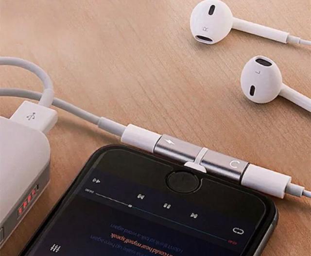 iPhone イヤホン 変換アダプタ 2in1 ライトニング ブラック < 家電/AV  iPhone イヤホン 変換アダプタ 2in1 ライトニング ブラック < 家電/AVの