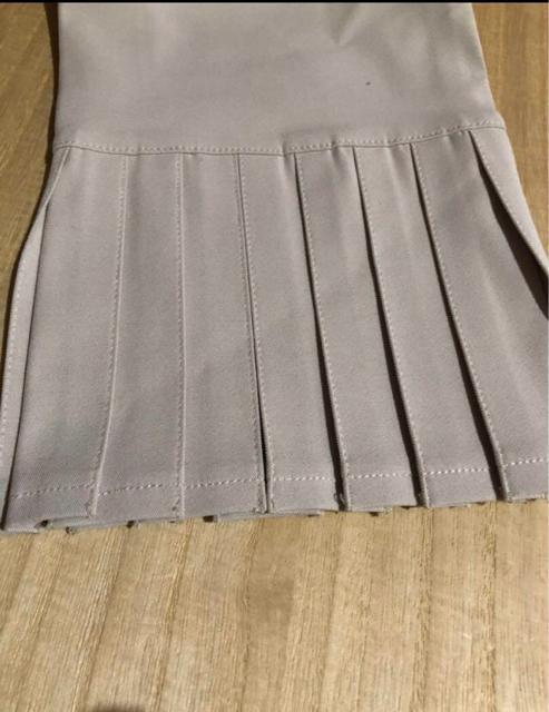 【新品タグ付き】Bonsens ボンサンス 裾プリーツ クロップドパンツ < 女性ファッション  【新品タグ付き】Bonsens ボンサンス 裾プリーツ クロップドパンツ < 女性ファッションの