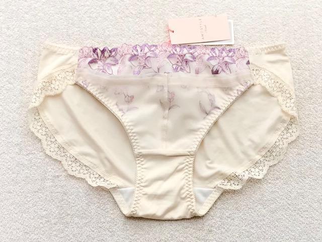 Triumph AMOSTYLE ヒップハング&ショーツ Mサイズ オフホワイト 2枚セット < 女性ファッション Triumph AMOSTYLE ヒップハング&ショーツ Mサイズ オフホワイト 2枚セット < 女性ファッションの