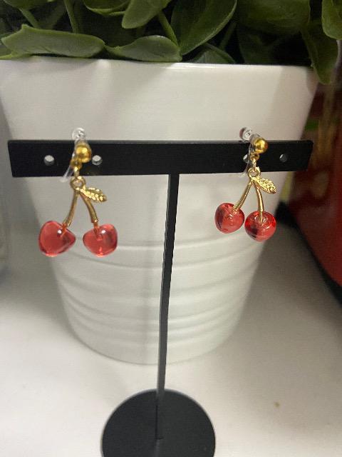 ハンドメイド さくらんぼのチャームの樹脂ノンホールピアス < 女性ファッション  ハンドメイド さくらんぼのチャームの樹脂ノンホールピアス  < 女性ファッションの