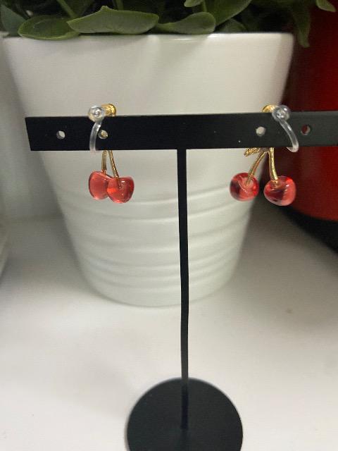 ハンドメイド さくらんぼのチャームの樹脂ノンホールピアス < 女性ファッション  ハンドメイド さくらんぼのチャームの樹脂ノンホールピアス < 女性ファッションの
