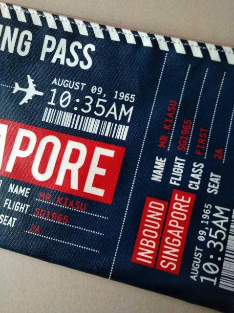 シンガポール Singapore BOARDING PASS poach 搭乗券、チケット、飛行機、バーコードなどのモチーフ < 女性ファッション  シンガポール Singapore BOARDING PASS poach 搭乗券、チケット、飛行機、バーコードなどのモチーフ < 女性ファッションの