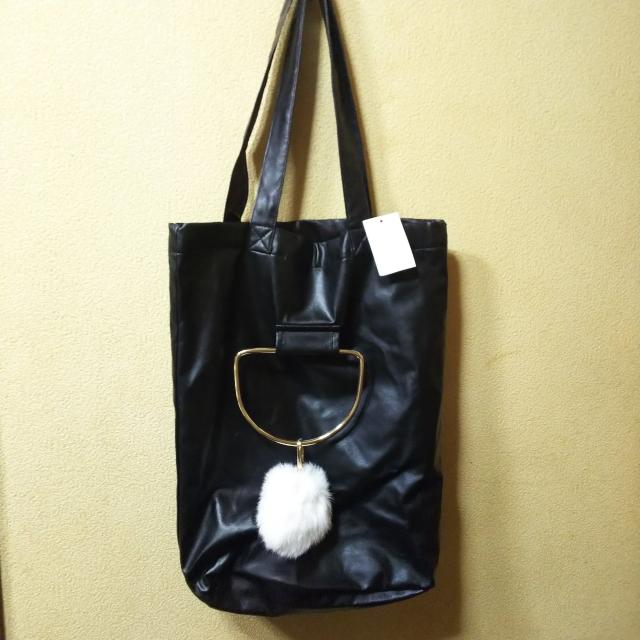 casita★新品タグ付★ボンボン付合皮トートバッグ < 女性ファッション  casita★新品タグ付★ボンボン付合皮トートバッグ  < 女性ファッションの