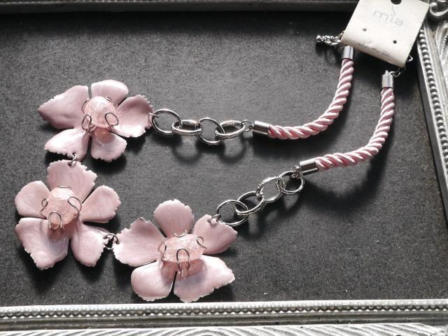 新品 mia Collection アンティーク調ピンクのお花ネックレス < 女性アクセサリー/時計  新品 mia Collection アンティーク調ピンクのお花ネックレス  < 女性アクセサリー/時計の