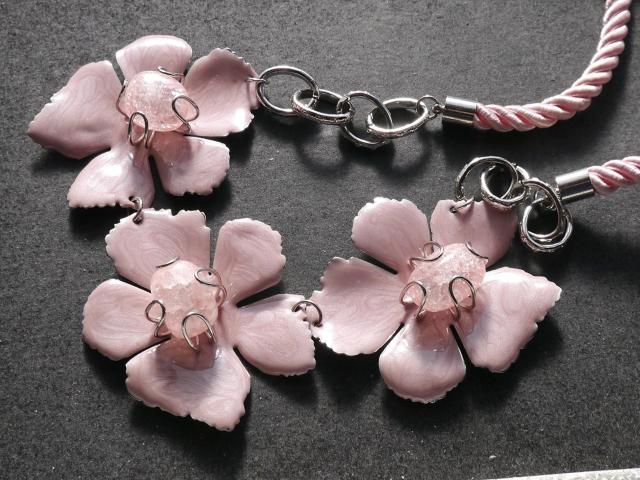 新品 mia Collection アンティーク調ピンクのお花ネックレス < 女性アクセサリー/時計  新品 mia Collection アンティーク調ピンクのお花ネックレス < 女性アクセサリー/時計の