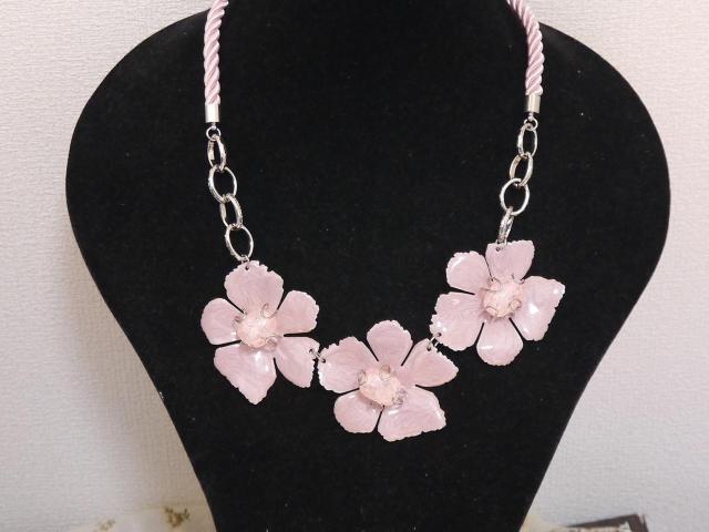 新品 mia Collection アンティーク調ピンクのお花ネックレス < 女性アクセサリー/時計  新品 mia Collection アンティーク調ピンクのお花ネックレス < 女性アクセサリー/時計の