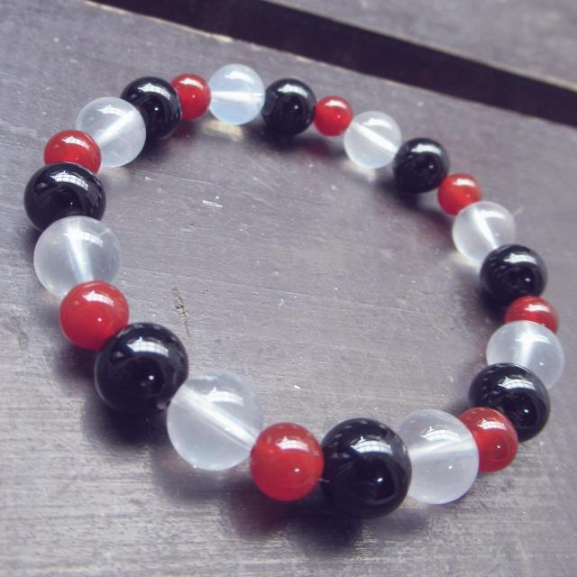 ミルキークォーツxオニキスxカーネリアンブレスレット < 女性アクセサリー/時計 ミルキークォーツxオニキスxカーネリアンブレスレット < 女性アクセサリー/時計の