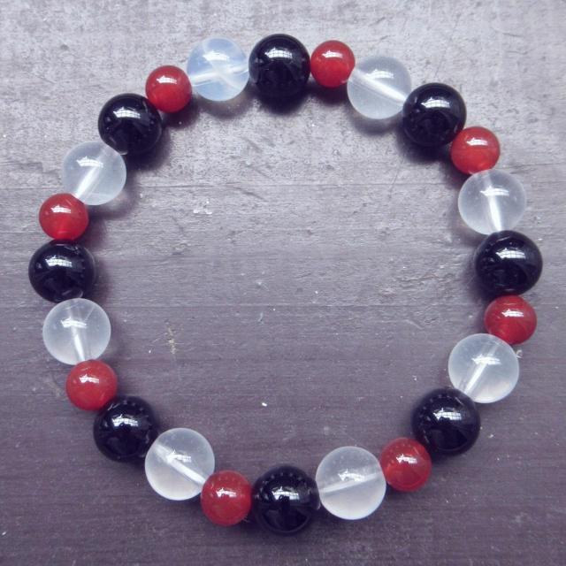 ミルキークォーツxオニキスxカーネリアンブレスレット < 女性アクセサリー/時計 ミルキークォーツxオニキスxカーネリアンブレスレット < 女性アクセサリー/時計の