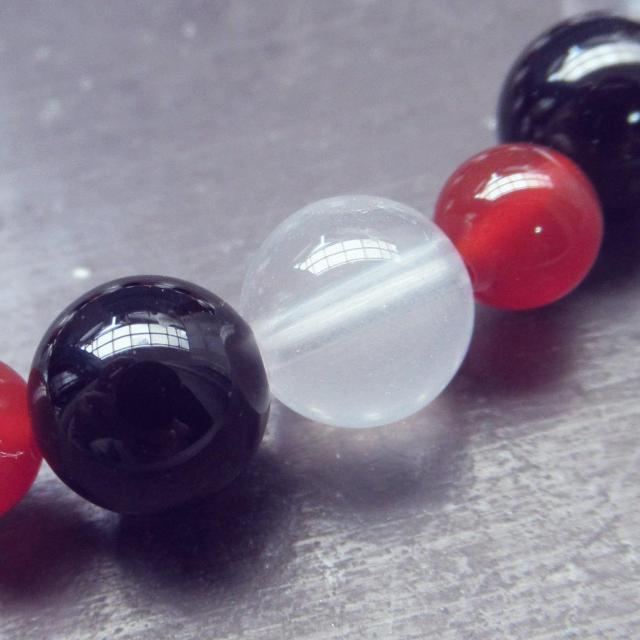 ミルキークォーツxオニキスxカーネリアンブレスレット < 女性アクセサリー/時計 ミルキークォーツxオニキスxカーネリアンブレスレット < 女性アクセサリー/時計の