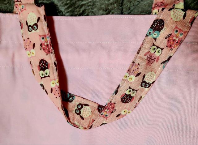 薄ピンク色の生地に沢山の可愛いフクロウ柄に外ポケットを付けた巾着バックです。 < ペット/手芸/園芸 薄ピンク色の生地に沢山の可愛いフクロウ柄に外ポケットを付けた巾着バックです。 < ペット/手芸/園芸の