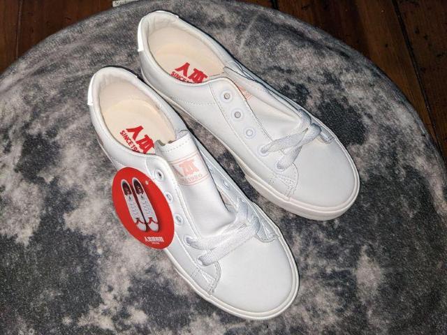 新品 23cm レディース スニーカー ホワイト シューズ ローカット 靴 < 女性ファッション  新品 23cm レディース スニーカー ホワイト シューズ ローカット 靴  < 女性ファッションの