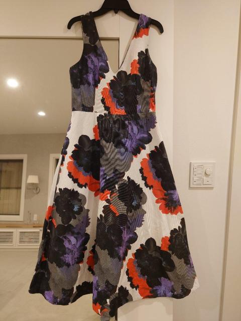 赤黒紫花柄ひざ丈ワンピース Мサイズ < 女性ファッション  赤黒紫花柄ひざ丈ワンピース Мサイズ  < 女性ファッションの