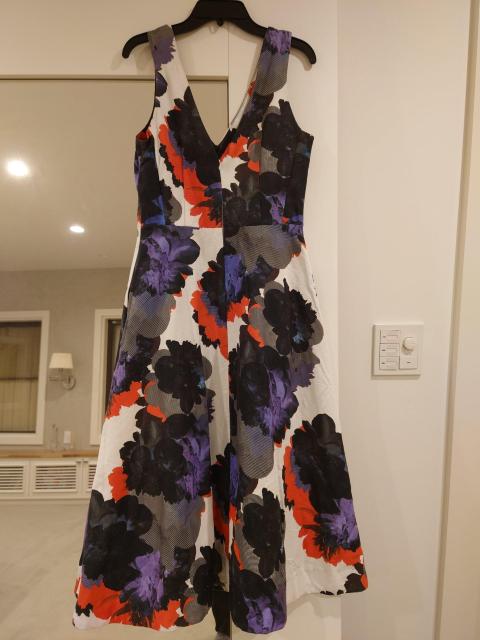 赤黒紫花柄ひざ丈ワンピース Мサイズ < 女性ファッション  赤黒紫花柄ひざ丈ワンピース Мサイズ < 女性ファッションの