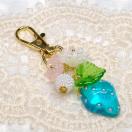 ハンドメイド☆キーホルダー☆半分苺☆クリア水色 ハンドメイド☆キーホルダー☆半分苺☆クリア水色