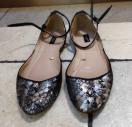 ZARA 黒×シルバー ウロコ柄 アンクルストラップパンプス ぺたんこ 24cm