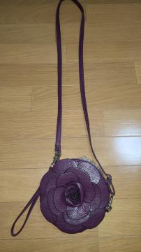 新品未使用 深い紫色が綺麗な薔薇のポシェット ストラップ取り外し可能でポーチにも