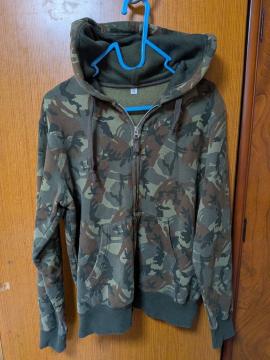 ∞ 迷彩柄のパーカー