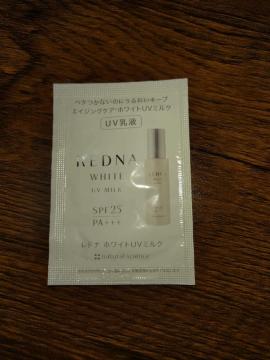 ���b�h�i �z���C�g UV�~���N SPF25 PA+++ �T���v��
