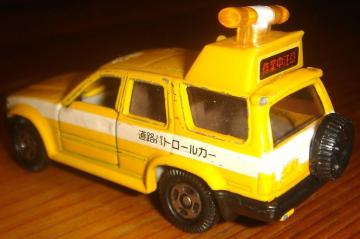 g~J TOMICA No.84 TOYOTA g^ HILUX SURF nCbNXT[t Hpg[J[ ~jJ[