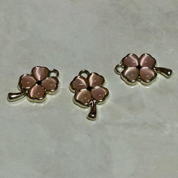 四葉のクローバー 3個 アクセサリー制作用