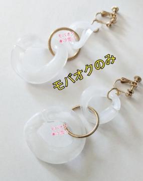 イヤリングA アクリル フープ シンプル 白色マーブル系 未使用品