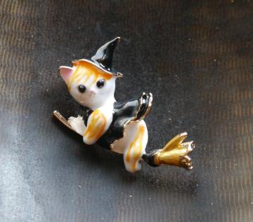 新品アンティーク調 使い魔 魔法使いネコ猫ちゃんエナメル ブローチ