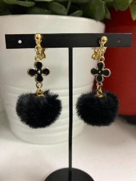 ハンドメイド ファーボールのチャームを使用したイヤリング