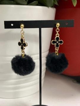 ハンドメイド ファーボールのチャームを使用したピアス