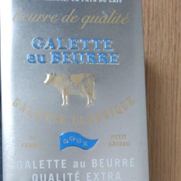 �C���e���A