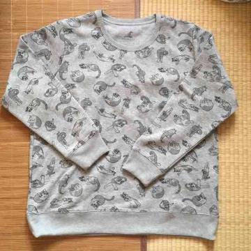 nekotsubo・ネコキャラクター柄裏起毛トレーナー。灰