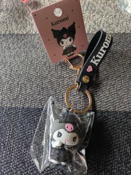Kuromi �N���~ �L�[�z���_�[ �X�g���b�v �T�����I �t�B�M���A 23�N�� �����O�b�Y ���J��