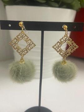 ハンドメイド ファーボールのチャームと透かしスクエアパーツを使用した樹脂のノンホールピアス(イヤリング)