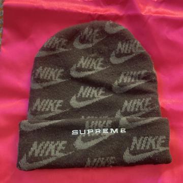 Supreme NIKE �R���{���[�V���� �j�b�g�X �r�[�j�[ ���S �O���[ ���i�g�� �X�g���[�g�t�@�b�V����