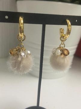 ハンドメイド ファーボールとビーズなどを使用したピアス ライトベージュ