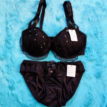 キラキラストーンがエロ可愛ッ。。。E70×M。。レースフリルブラジャー&ショーツセット。。。ブラック。黒。。