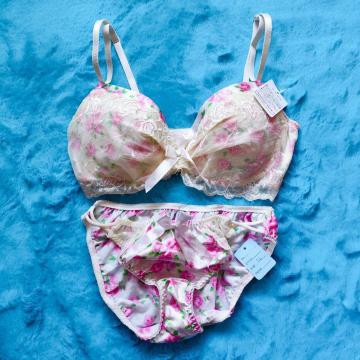 エロcute.。。F85×Lツルツルサテン。。ホワイトレース×フラワー柄ブラジャー&ショーツセット。。グラマー大きいサイズ