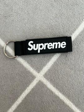 supreme�L�[�z���_�[